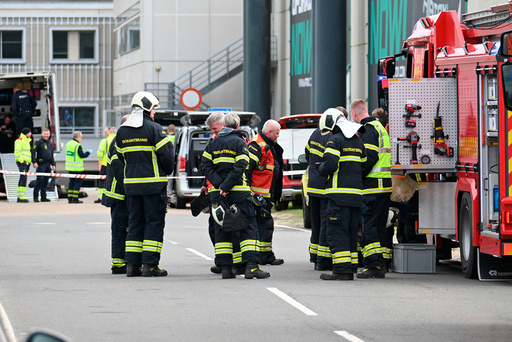 Politi og brannvesen er til stede ved Billund Lufthavn lørdag. Flyplassen er evakuert på grunn av en bombetrussel. Foto: Pressefotos.dk / Ritzau / NTB