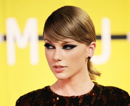 Taylor Swift arrives at the 2015 MTV Video Music Awards in Los Angeles