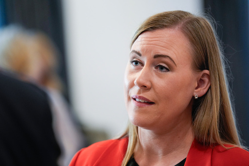 Barne- og familieminister Lene Vågslid (Ap) er tydeleg på at regjeringa også ønskjer aldersgrense på Snapchat. Foto: Terje Bendiksby / NTB / NPK