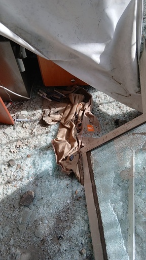 Dører og vinduer i Flyktninghjelpens bygg ble blåst inn i eksplosjonen.