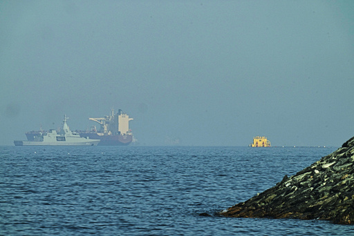 En emiratisk patruljebåt nær en oljetanker i Omanbukta like ved Hormuzstredet.