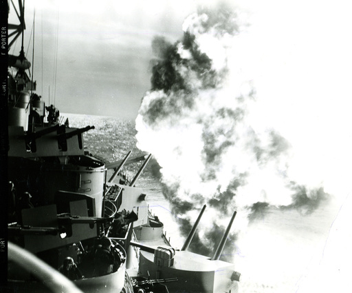 Korea-Krieg, Schlachtschiff USS 'Missouri' feuert/ Foto 1950 - Korean War, battleship USS Missouri -