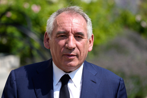 Den franske sentrumspolitikeren François Bayrou blir statsminister. Han leder sitt eget parti, men inngikk for flere år siden et samarbeid med partiet til president Emmanuel Macron.