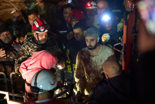 En mann reddes ut av en bygning i Beirut etter et israelsk angrep. Israels voldsomme angrep mot Libanon, tross våpenhvileavtalen, er blitt møtt med anklager om løftebrudd i Iran.