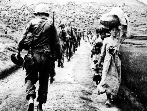 Korea-Krieg / Foto 1950 - S.Korean refugees & US troops / 1950 -