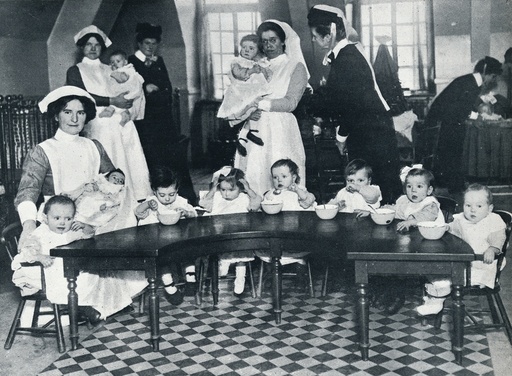 Kingsway Hall Creche for children with fathers at the war and mothers who are working, 1914. Artist: Unknown