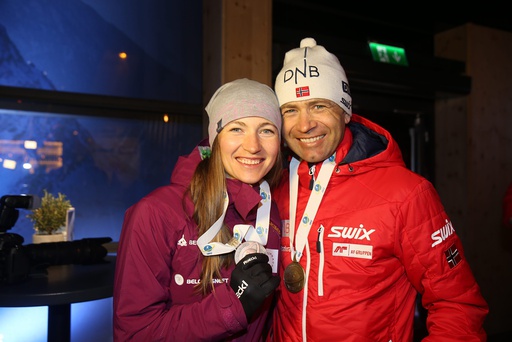 Under medaljesermonien etter at Johannes Thingnes Bø sikret VM-sølv og Ole Einar Bjørndalen bronse etter gullvinner Martin Fourcade under jaktstart, søndag.