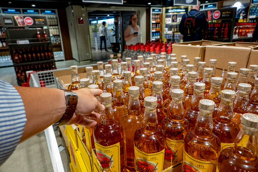 Det blir slutt på at reisende får bytte tobakkskvoten med alkohol. 
Foto: Geir Olsen / NTB