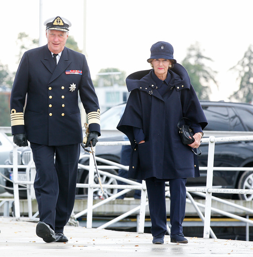 Kong Harald og dronning Sonja debarkerer kongeskipet Norge.