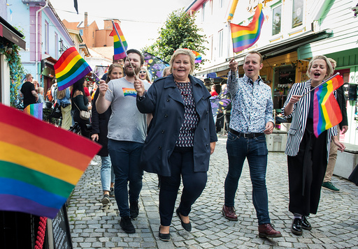 Statsminister Erna Solberg deltar i Pride paraden i Stavanger