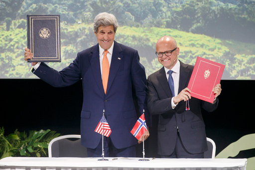 Klima- og miljøminister Vidar Helgesen (H) og USAs utenriksminister John Kerry signerer felleserklæring om klima og regnskog.