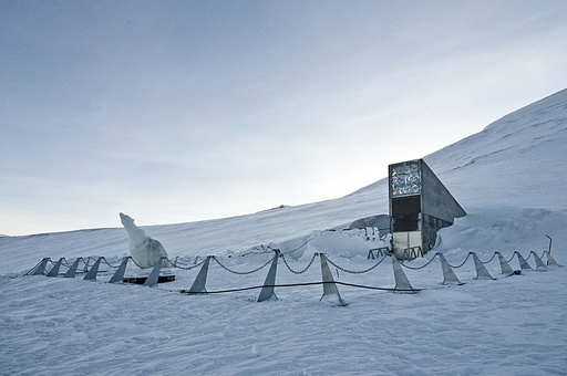 Svalbard Global Seed Vault. Internatjonalt frølager. Eies og drives av Statsbygg. Isbjørnskulptur av Olav Storø.