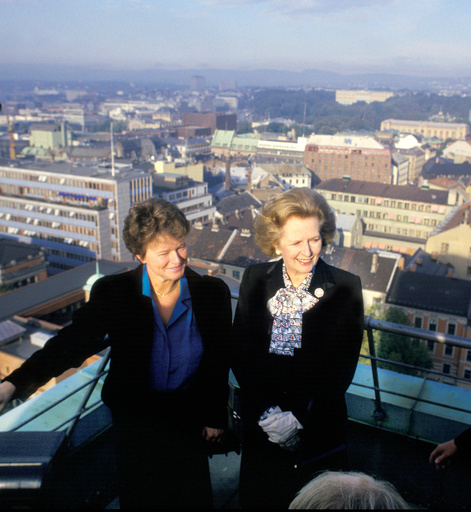 I september 1986 besøkte den daværende britiske statsministeren Margaret Thatcher Norge. Her fotografert sammen med daværende statsminister Gro Harlem Brundtland på toppen av Regjeringsbygget.