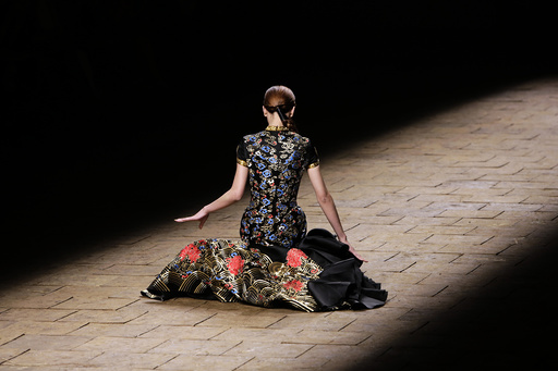 A model falls while presenting a creation by Chinese designer Zhang Zhifeng from 2014 NE TIGER Haute Couture Collection at China Fashion Week in Beijing