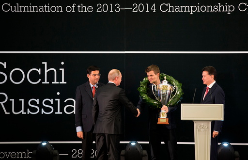Russisk president Vladimir Putin gratulerer Magnus Carlsen under medaljesermonien.
