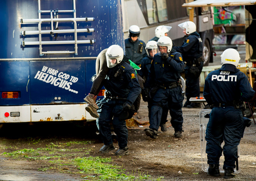 Politiet bistår Namsfogden med å kaste ut personer som oppholder seg ulovlig i Hauskvartalet i Oslo onsdag morgen.