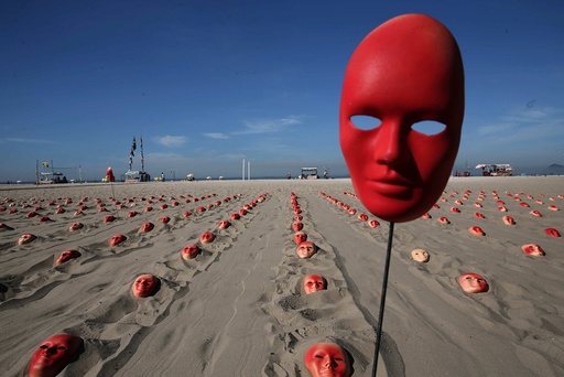 Hundreds of red masks at the Copacabana Beach to demand Temer's resignation