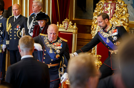 Stortingets åpning 2016: Kong Harald holdt på å falle men fikk hjelp av kronprins Haakon etter den høytidelige åpningen av det 161. storting mandag.