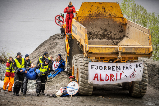 Flere aksjonister demonstrerer mot Nordic Minings sjødeponi for gruveavfall i Førdefjorden i mai 2022.