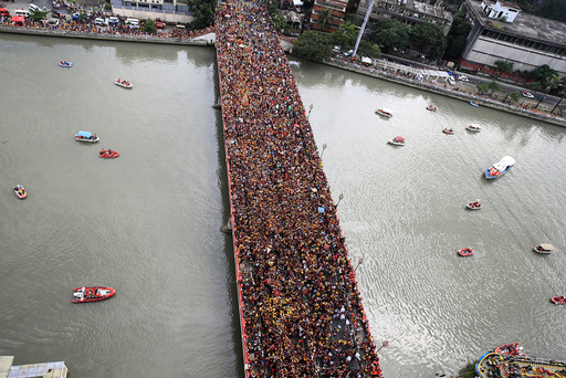 Devotees occupy Jones bridge as they take part in the annual procession of the Black Nazarene in metro Manila
