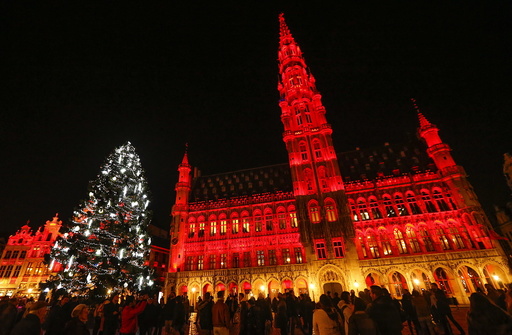 Wider Image: Christmas trees around the world