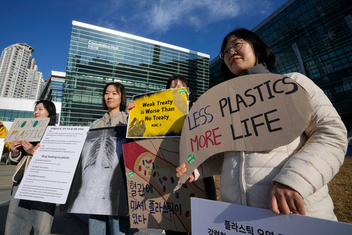 Sørkoreanske miljøaktivister demonstrerte utenfor forhandlingslokalene i Busan søndag. De mener en svak plast-traktat vil være verre enn ingen traktat.