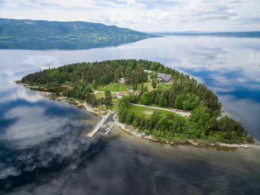 AUFs leirøya Utøya i Tyrifjorden har fått flere nye bygg etter terroren 22.