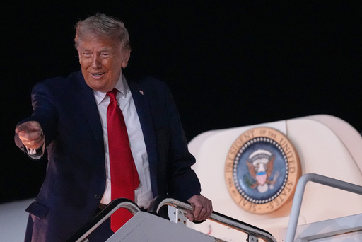 President Donald Trump går om bord på presidentflyet Air Force One på John F. Kennedy internasjonale lufthavn i New York mandag.