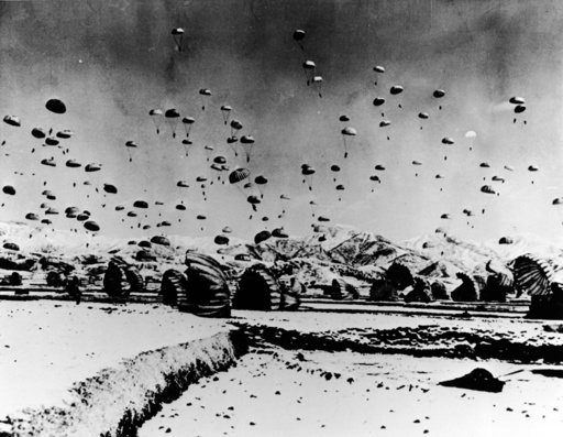 Korea-Krieg 1950/US-Luftlandetruppen - US paratroops landing/ Korean War/ 1950 -