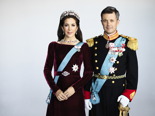 New official pictures of Crown Princess Mary and Crown Prince Frederik in gala uniform.