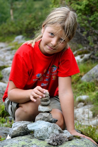 Barn på tur. Jente 9 år, bygger liten varde. Stein på stein. Tur. Friluftsliv. Barnas Turlag. Den Norske Turistforening. DNT.