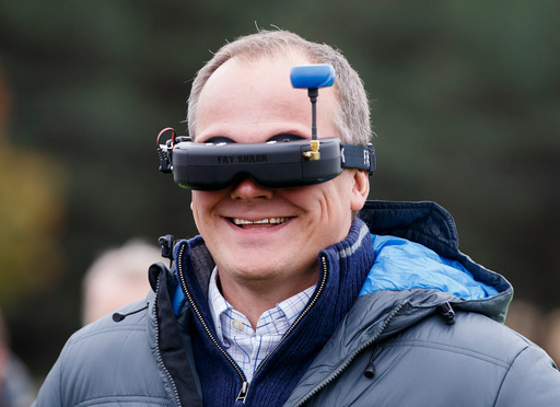 Samferdselsminister Ketil Solvik-Olsen bruker en videobrille for å se det en Falcon 8 drone filmer på Ekebergsletta.