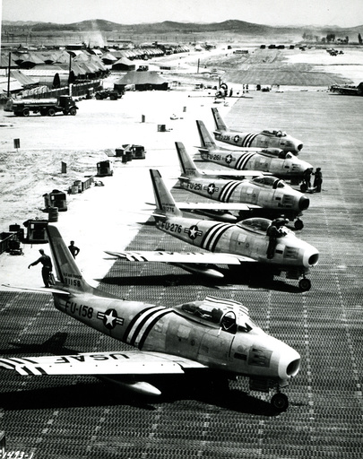 Korea-Krieg / US-Kampfflugzeuge auf Flugfeld / Foto - Korean War, US fighter aircraft / photo -