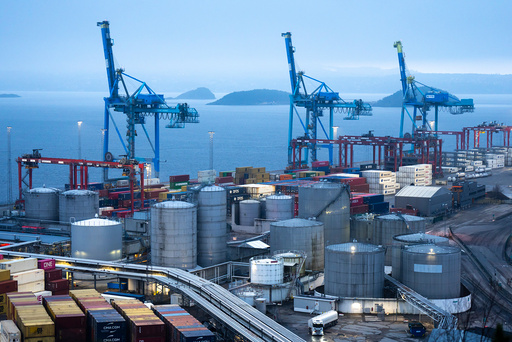 Oljeprisene falt natt til fredag norsk tid. Bildet viser tankanlegg på Sjursøya i Oslo.