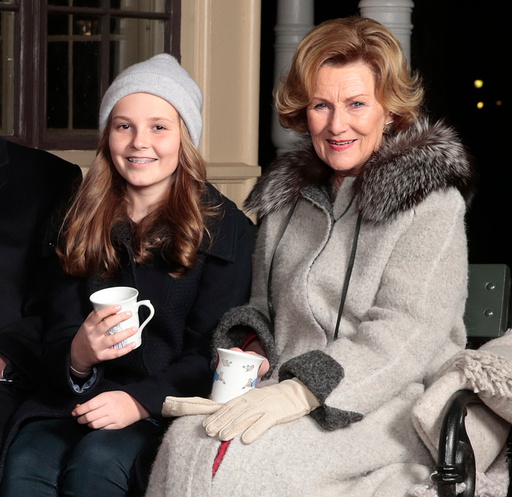 Prinsesse Ingrid Alexandra og dronning Sonja drikker gløgg av kopper prinsesse Astrid har malt og spiser pepperkaker utenfor lysthuset på Slottet i forbindelse med julefotografering tirsdag ettermiddag.