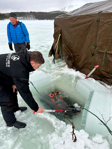 Troms politidistrikt undersøker flere vann i Midt-Troms, etter tips i Vålnes-saken. Per Vålnes ble borte i Balsfjord i 2011. Det blir søkt i vannene med en undervannsdrone.