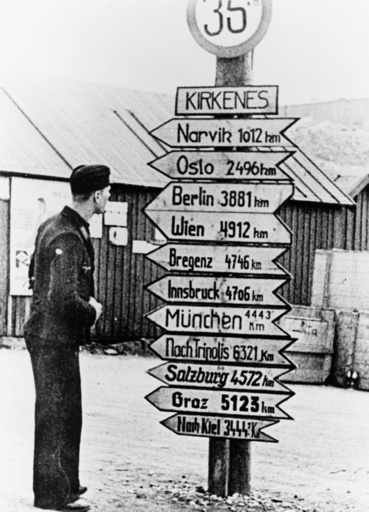 Dt.Soldat vor Entferungsschild/Kirkenes - German Soldier / Kirkenes / Norway -