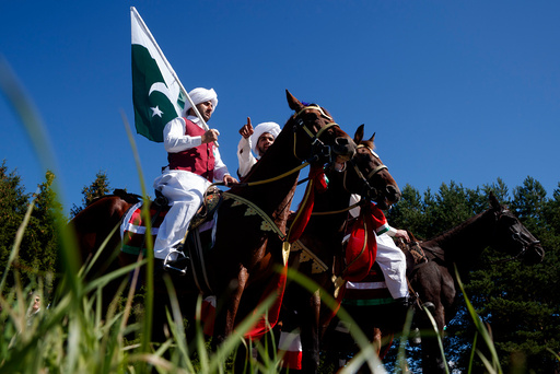 Norsk-pakistanere feirer Pakistans nasjonaldag pÂ Ekebergsletta i Oslo mandag.
