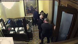En av videoene som ble lagt fram i Senatet, viser Mike Pence og andre bli evakuert til et trygt sted. Foto: Senate Television via AP / NTB