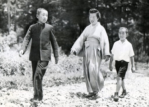 Kaiserin Kojun mit ihren Söhnen Akihito u. Yoshi / Foto 1946 - -