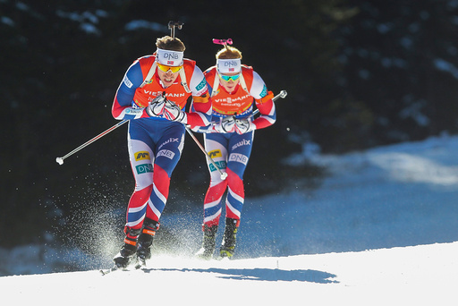 Emil Hegle Svendsen og Johannes Thingnes Bø (bak) under 12,5 km for menn i verdenscupen i skiskyting i Pokljuka, Slovenia, lørdag.