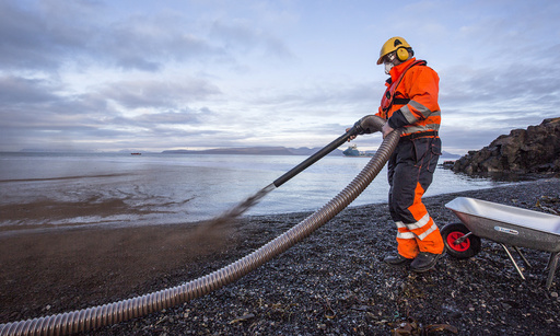 Bark sprøytes på stranda for å innkapsle den simulerte oljen under oljevernøvelsen Øvelse Svalbard onsdag.