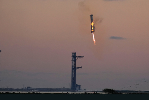 Her lander bæreraketten Super Heavy tilbake ved oppskytingstårnet. De mekaniske armene på tårnet tok imot raketten.