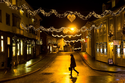 En person krysser en stille julegate i Drøbak onsdag kveld.