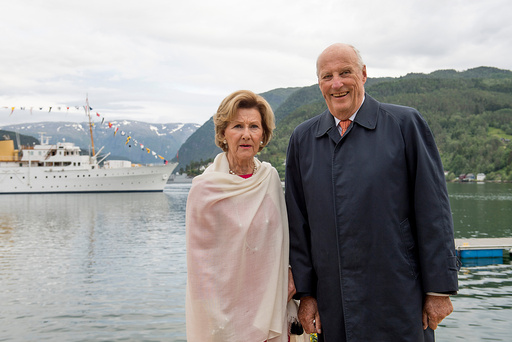 Dronning Sonja og kong Harald på kongebesøk i Ulvik kommune.