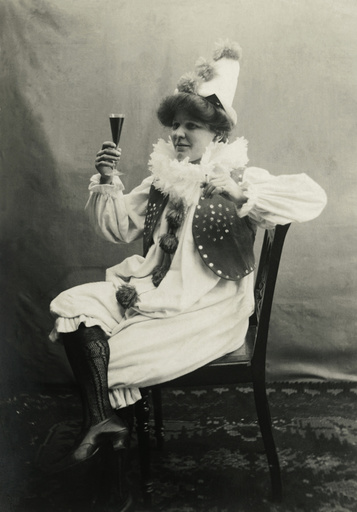 Frau im Harlekinkostüm / Foto 1900/1910 - Woman in harlequin costume / Photo 1900/1910. -