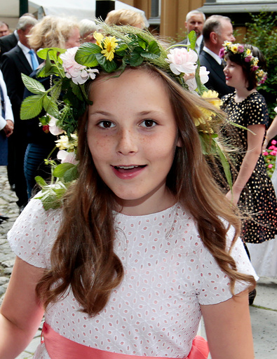 Prinsesse Ingrid Alexandra i hageselskapet i Stiftsgården i Trondheim i forbindelse med kongeparet 25 år som kongepar torsdag.
