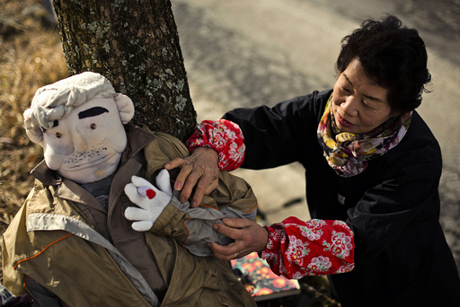 Tsukimi Ayano arranges a scarecrow, which represents her father, in the mountain village of Nagoro