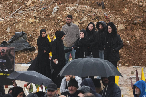 Flere hundre mennesker tok farvel med journalistene Ali Shoeib og Fatima Ftouni, som begge jobbet for den Hizbollah-eide TV-kanalen Al-Manar, samt Ali Ftouni som jobbet for TV-kanalen Al-Mayadeen, på en midlertidig gravlund i Dahieh utenfor Beirut søndag.