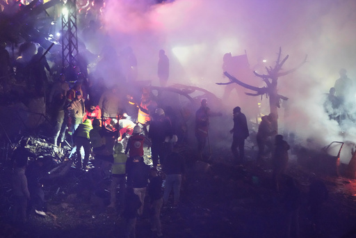 Redningsmannskaper jobber på stedet etter israelske luftangrep i Beirut onsdag.